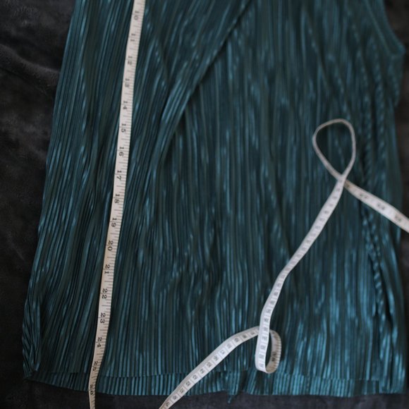 NWT PLEATED BLOUSE. - Picture 7 of 9